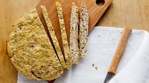 Quarkbrot Geschnitten Auf Einen Holzbrett In 2021 Quark Eiweiss Lebensmittel Essen Eiweissbrot Rezept