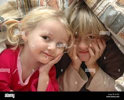 Zwei kinder hi-res stock photography and images