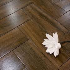 Berikut contoh gambar model keramik lantai motif kayu rumah minimalis terbaru sebagai inspirasi memilih motif lantai kayu yang tepat untuk. Keramik Kayu Alternatif Lantai Parket Yang Nggak Kalah Indah Kumparan Com