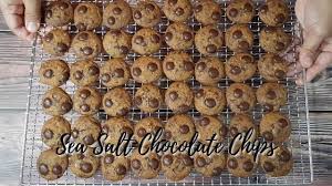 Hari ni saya nak kongsikan resepi biskut coklat cip. Best Sea Salt Chocolate Chip Cookies Resepi Biskut Raya Sea Salt Chocolate Chip Viral Cookies Youtube