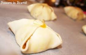 I fagottini con cuore di mela sono un dolce squisito reso ancora più goloso e profumato dall'aggiunta di cannella. Fagottini Di Mele Mele In Camicia Passami La Ricetta