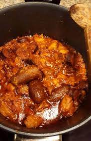 Tochitura de porc este o mancare traditionala din bucataria romaneasca preparata din carne de porc, organe de porc, carnati de porc, costita de porc, totul prajit la ceaun sau la tigaie si servit cu mamaliga. Tochitura Moldoveneasca Diva In Bucatarie