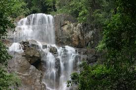 Jangan bayangkan air terjun ini seperti air terjun di bali yang menumpahkan air dari ketinggian vertikal dan berada di kawasan pegunungan. Penang Botanic Gardens Waterfall
