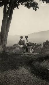 Dua Wanita Eropa Saar Hulshof En M M Thilly Weissenborn Menikmati Pemandangan Alam Di Ngamplang Garut Sekitar Tahun 1925 Pemandangan Paduan Suara Eropa