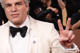 Mark Ruffalo protests ICE with 'Be Good' pin at Golden Globes