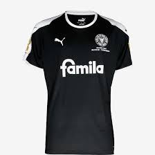 La qualité, la rapidité, et la langue de commentaires peuvent varier. Concu Pour Le Match Du Bayern Le Maillot D Holstein Kiel Devient Iconique