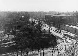 1945 Blick Auf Den Bahnhof Zoo Vorne Das Ehemalige Planetarium Am Zoo In Der Joachimsthaler Strasse Bahnhof Zoo S Bahn
