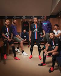 Le club de la capitale collabore avec de grandes marques internationales. Le Psg Devoile Son 4eme Maillot Noir Et Bleu Blanc Rouge Floque Jordan En Marge Du Nba Paris Game 2020 Sportbuzzbusiness Fr