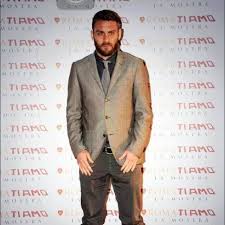 El volante, de 36 años y quien durante 18 jugó en el as roma, arribó a argentina el jueves y se espera que el lunes sea presentado a la prensa en el estadio la bombonera. Daniele De Rossi Home Facebook