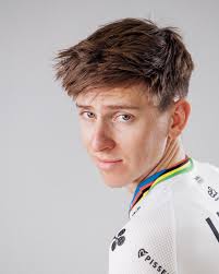 Happy New Year everyone 🎉 Keep cycling, keep smiling and enjoy ! 📸:  @fizzaazzif