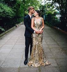 Maybe you would like to learn more about one of these? Goldenes Brautkleid Der Neueste Trend Fur Eine Glamour Pur Hochzeit