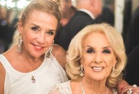 Ciudad de buenos aires (urgente24) mirtha legrand de tinayre o rosa maría juana martínez suárez y su hermana melliza maría aurelia (alias silvia, alias goldie) cumplieron el viernes 80 años.la primera, diva de la tv, siempre se ha negado a confesar su edad, pero la información se conoció gracias a que su ex enemigo, samuel chiche gelblung, pudiese dar con la partida de nacimiento de. Cada Dia De Ella Es Uno Menos De Vida Marcela Tinayre Se Refirio Al Estado De Salud De Mirtha Legrand Espectaculo El Intransigente