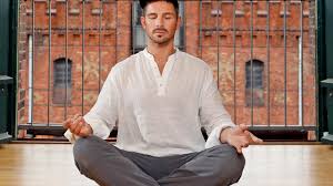 Wie benjamin piwko die scheinbaren grenzen durch sein handicap mit sport überwindet? Let S Dance Kandidat Benjamin Piwko Meditation Fur Anfanger Lernen Bildplus Inhalt Ratgeber Bild De