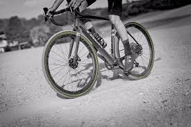 Oliv Ist Die Reifenfarbe Des Sommers Fur Gravelbiker Das Ergab Eine Instagram Umfrage Von Schwalbe Daher Bringt Der Reifenspezialist Ab Juni In 2020 Bicycle Vehicles