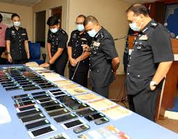 Ketua polis negara, tan sri abdul hamid bador bercakap pada sidang media mengenai berkembangan perintah kawalan. 18 Ahli Sindiket Penipuan Kempunan Gaji Pertama Utusan Digital