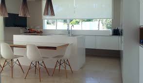 Es común en casa son diseño abierto, proporciona la ventaja de poderse ajustar al espacio, funciona a la perfección para la preparación de los alimentos. Cocina En Isla Con Mesa De Madera Y Mucho Diseno Kitchen In