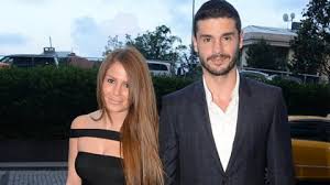 Saymaz ile sayar'ın nişan töreninden bir kare fotoğraf ile duyurulan haberin ardından sosyal medyada şimdiden i̇smail saymaz daha sonra twitter hesabından bir teşekkür mesajı yazarak, kutlamalar için tek tek yanıt yazamıyorum. Berk Oktay In Eski Esi Merve Sarapcioglu Na Hapis Cezasi Gercek Gundem