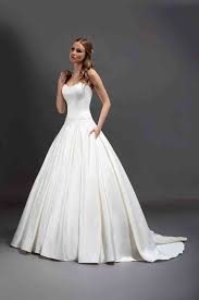 Se ami gli abiti da sposa semplici, vuol dire che probabilmente sei una persona che dà molta importanza alla qualità. Abiti Da Sposa Semplici 50 Modelli Eleganti Ed Essenziali Abiti Da Sposa Abiti Da Sposa Semplici Abiti Da Sposa E Acconciature
