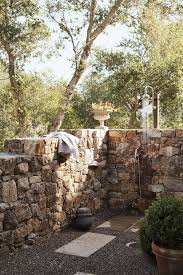 1001 Ideen Und Bilder Zum Thema Gartendusche Selber Bauen Poolselberbauen Wand Aus Steinen In Ei Gartendusche Gartendusche Selber Bauen Solardusche Garten