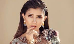 قامت الفنانة مي عمر بنشر صورتها عبر حسابها على الانستجرام وهي أمام العيادة وهي تتلقى العلاج اللازم، وكشفت أنها فاجأت بمرضها منذ 14 يوماً خلال وجودها في الساحل الشمالي، ولم تكشف للجمهور عن طبيعة مرضها، مدونها عليها. Ù…ÙŠ Ø¹Ù…Ø± ØªØªØ¹Ø±Ø¶ Ù„Ø£Ø²Ù…Ø© ØµØ­ÙŠØ© Ù…ÙØ§Ø¬Ø¦Ø© Ù„Ø§ÙŠÙ Ù†ÙŠÙˆØ²