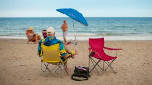 La mer, quand vient le temps des vacances c'est le temps de la danse entre tes bras, toutes les nuits et si j'ai le coeur tout retourné là je t'embrasserai. L Amour A La Plage 2018