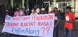 Seorang debitur yang mendapati kredit macet akan disita oleh pihak bank, selanjutnya akan dilelang untuk dijual di kemudian hari. Lelong Rumah Diberhentikan Selepas Protes Di Hadapan Ibupejabat Bank Rhb Sosialis