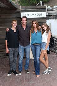 Besides being the star kid of julia roberts and daniel moder. Julia Roberts And Cindy Crawford Photographed At Outerknown Event With Their Families And Richard Gere Gossip Nostalgia Lainey Gossip Entertainment Update