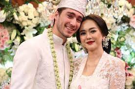 Dari pernikahannya dengan eryck amaral, aura kasih dikaruniai anak perempuan. Unggah Foto Sang Putri Untuk Pertama Kalinya Anak Aura Kasih Sudah Pintar Lakukan Hal Ini Semua Halaman Nakita