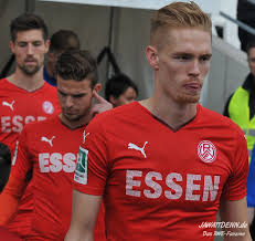 Verteidiger kommt aus der 3. Fotos Teil I Rot Weiss Essen Rot Weiss Ahlen 15 16 Regionalliga West Jawattdenn De