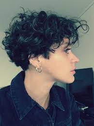 Short curly hair is beautiful and can look stylish on all women. Valentina Cardenas Espinoza Short Curly Hair Curly Hair Styles Short Curly Hair Thick Hair Styles