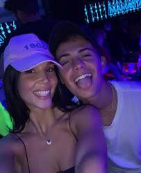 Anche quest'anno il pubblico in piazza potrà rivolgere delle domande direttamente agli artisti in scena e tra il pubblico ci sarà nuovamente la webstar e attrice 15enne, mariasole pollio. Pin Di Lari Su Benji E Fede Fede Foto Di Celebrita Celebrita