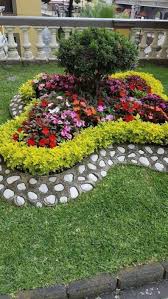 Taman rumah minimalis dengan hiasan rumput. Dekorasi Taman Bunga