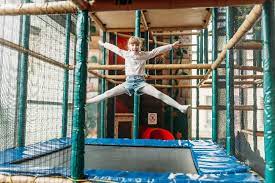 Das schöne am trampolin aufbau des neu gekauften trampolins ist die im allgemeinen recht simple konstruktion ❖ deine anleitung schritt für schritt erklärt. Sicherheit Beim Trampolinspringen Ab Wann Durfen Kinder Aufs Trampolin Und Was Ist Dabei Zu Beachten Trampolintests De