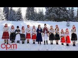 Să le gustăm că își bucate alese. Anamaria Gal Èi MoÈtenitorii Cantecului BunÄ Sara N TÄtÄ Casa Colinde Ardeal Youtube Travis Scott Fashion Christmas Song Songs