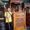 Sedangkan dua khutbah setelah shalat gerhana matahari atau bulan tidak dianjurkan takbir sebagaimana khutbah dua shalat id. 1