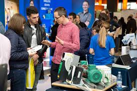 03:32 am avut parte de o zi extraordinara cu studentii în cadrul targului de joburi din cluj! Peste 1000 De Locuri De MuncÄ Disponibile La Targul De Cariere Oradea Oradea In Direct