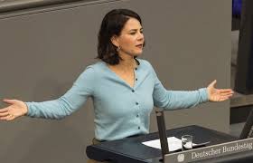 Kanzlerkandidatin 2021 und parteivorsitzende von bündnis 90/die grünen. Who Is Annalena Baerbock What Do We Need To Know About Her Elephant Journal