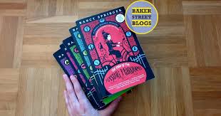 Enola holmes, una intrépida joven que busca a su madre, utiliza su brillante instinto investigador para superar a su hermano sherlock y ayudar a un lord en su fuga. Enola Holmes Vergleich Buchreihe Und Film Ant1heldin