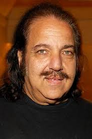 Les cheveux ondulés et les cheveux bouclés ont naturellement besoin d'hydratation, surtout lorsqu'ils sont régulièrement exposés à des appareils chauffants. Ron Jeremy Wikipedia