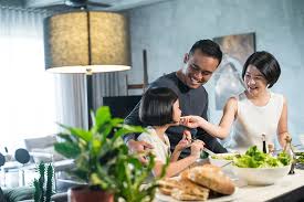 Bahasa adalah ciri pembeda yang paling menonjol karena dengan bahasa setiap kelompok sosial merasa dirinya sebagai kesatuan yang berbeda dari kedua, bahasa adalah tanda yang jelas dari kepribadian yang baik maupun yang buruk, tanda yang jelas dari keluarga dan bangsa, tanda yang. Apakah 6 Ciri Ciri Keluarga Bahagia Ini Sudah Ada Dalam Keluarga Kamu
