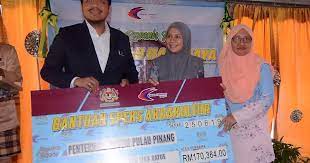 It is located in sungai pinang after balik pulau in an area of malay villages and plantations. Jihan Muse Move Over Cik Epal For Tv Personality Jihan Muse In Priciest Baby Carriage Race Malay Mail Cik Epal