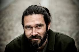 Han sidder med sin kæreste foran 100 mennesker, da hun trækker telefonen  frem og viser beskeden