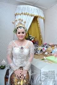 Baju pengantin adat jawa berjilbab ini lebih menekankan desain yang modern serta inovatif sehingga warna yang digunakan pun tak terbatas hanya hitam atau coklat. Fotografer Pernikahan Wedding Yogyakarta Indonesia Via Foto Pernikahan Dengan Baju Pengantin Adat