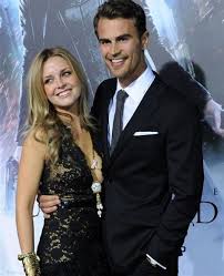 Bekanntheit erlangte sie durch die moderation von onlinevideos, die sie für den musiksen der mtv im internet präsentiert. Theo James Hochzeit De Hochzeit