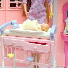Midge Con Su Bebe Haciendo Cambio De Panal Tiene Su Talco Osito Y Otros Accesorios Esta Midge Es Hermosa Barbie Kids Diy Dollhouse Furniture Barbie Family