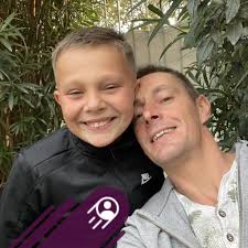 🫤 On demande à l'influenceur Alex Hitchens de jurer avec la main droite  avant son audition, il lève la main gauche