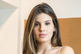 She is an actress, known for verdades secretas (2015), pega pega (2017) and êta mundo bom! Camila Queiroz Sobre Celulite Ja Foi Uma Questao Pra Mim