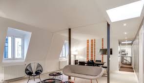 Au 4eme Etage D 39 Un Immeuble De La Rue De Ponthieu Decouvrez Les 120 M2 Amenages Sous Combles De Cet Apparte Appartement Paris Appartement Loft Appartement