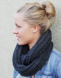 This hand knit buttoned scarf cowl is fastened with 3 large wood buttons. Anleitung Einfachen Grauen Loop Schal Stricken Lisibloggt