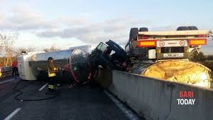 Nuovo incidente sul lavoro in italia. Incidente Sulla Brindisi Bari 5 Vittime Strada Bloccata In Entrambe Le Direzioni